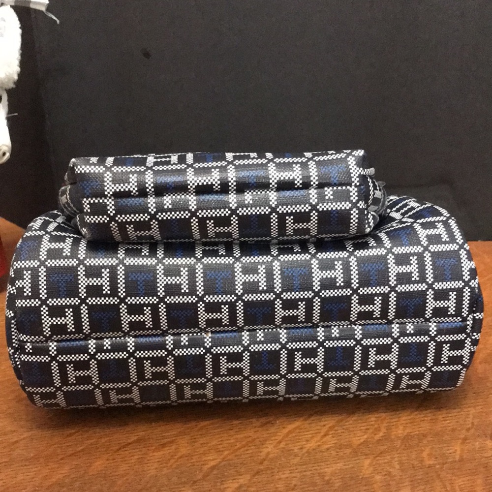 Tommy Hilfiger makeup bag w/ travel sz bag. excellent condition - Picture 4 of 7